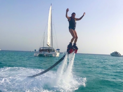 Frau fliegt mit Wasserjetpack